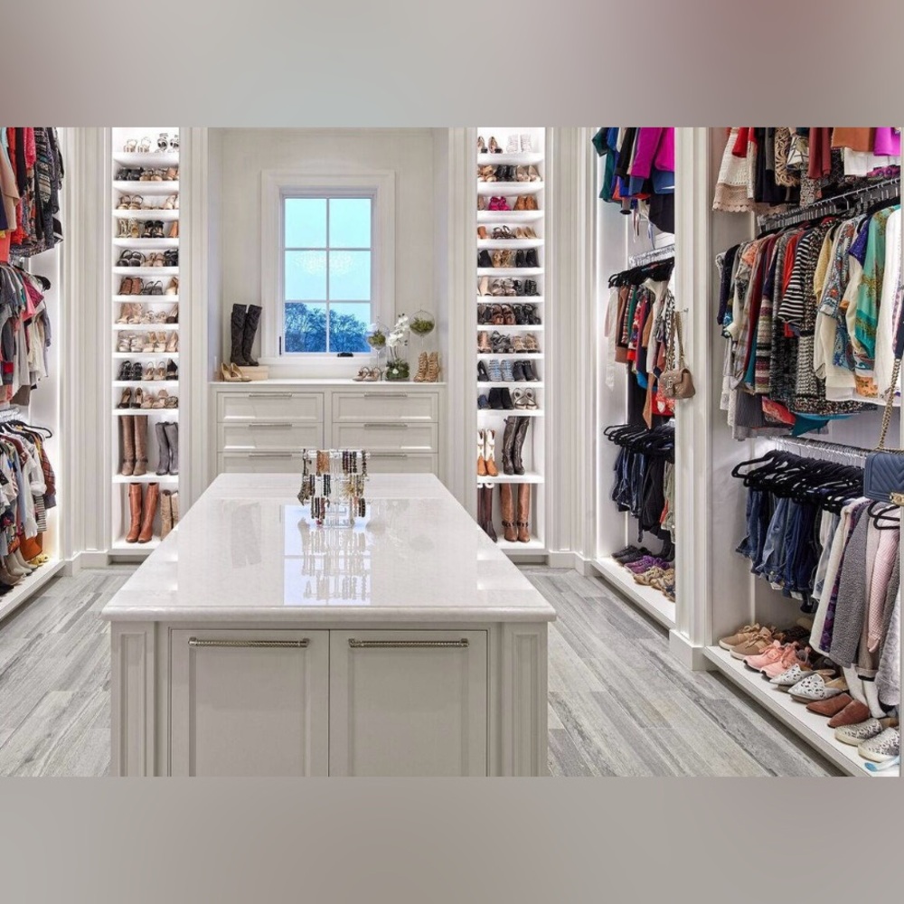 Organized by Size. My closet is clean fresh new +gently pre-loved. Non-smoking ✨